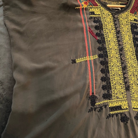 Biya by Johnny WAs 100% Silk Embroidered Front & Back Gray Tunic - Picture 4 of 5